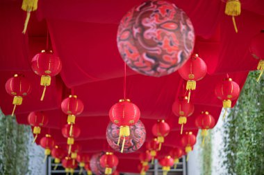 Çin 2024 yılını kutlamak için çatıdan sarkan Çin fenerlerinin alçak açılı görüntüsü..