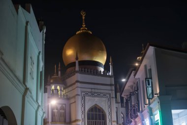 Sultan Mescidi Kilisesi, geceleri Hacı Yolu 'ndaki Arap binasının yanında, Bugis, Singapur' da. Ünlü seyahat yeri ve din simgesi.