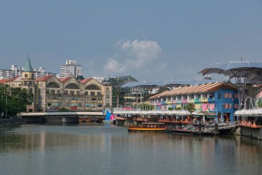 Clarke Quay ve Riverside Point 'in manzarası. Bölge, dükkanları, barları ve restoranları ile ünlü bir yerdir..