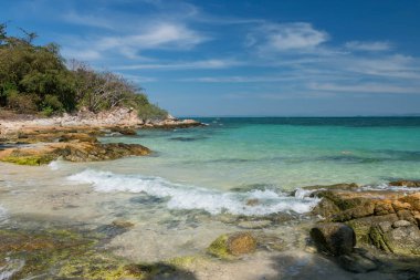 Güneşli bir günde, Ko Man Klang sahilinin turkuaz deniz ve mavi gökyüzüne karşı, Rayong, Tayland. Yaz tatilcisi ya da tropikal bir ülkede tatil, Siyam.