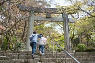 Erkek ve kız kardeş birlikte Homangu Kamado Dağı 'ndaki tapınağı ziyaret etmek için üst kata çıkıyorlar. Homan, Dazaifu, Fukuoka, Japonya. Kimetsu No Yaiba ya da İblis Avcısı için ilham kaynağı. Aile tatili