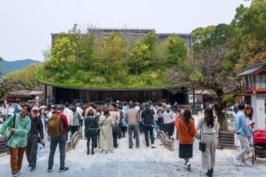 Fukuoka, Japonya - 30 Mar 2024: Turistler Dazaifu Tenmangu 'daki yüzen orman geçici tapınağında dua ediyorlar. Eğitim Tanrısı Sugawara Michizane 'nin ruhuna adanmış ünlü seyahat yeri..