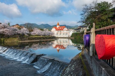 Siebold no Yu ve Sakura 'nın Ureshino parkındaki çağlayan nehir boyunca mavi gökyüzü, Saga, Kyushu, Japonya' ya karşı çiçek açtığını görmek için kalp dekoru. Kaplıcaları olan ünlü spa merkezleri.