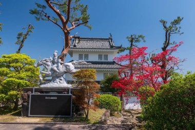 Nagasaki, Kyushu, Japonya 'daki Shimabara kalesindeki at heykelinin üzerinde Oda Nobunaga okçuluğu. Japonca 'Oda Nobunaga' anlamına gelir. Daimyo, 1560 'larda Japonya' yı birleştirmek için diğer Daimyo klanına karşı savaşa önderlik etti..