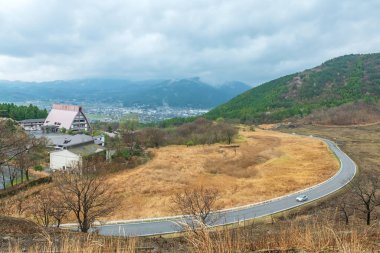 Japonya, Yufuin, Oita, Kyushu, Japonya 'daki Yufu tepesi caddesi ve şehir manzarası üzerindeki hava manzarası. Meşhur seyahat yeri.