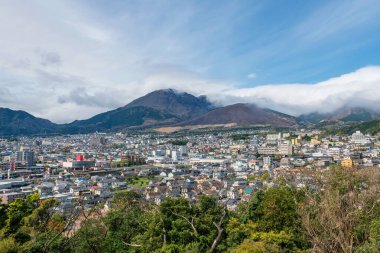 Yukemuri Gözlemevi, Oita, Kyushu, Japonya 'dan mavi gökyüzüne karşı havadan Beppu şehri manzarası. Gökyüzü manzarası için ünlü bir seyahat yeri..