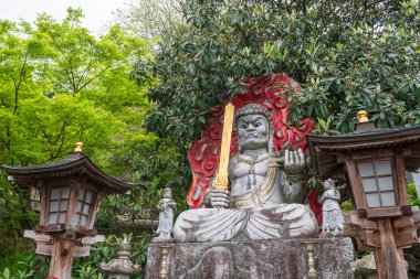 Fudou Myouou heykeli Japonya 'daki Ogori, Fukuoka, Nyoirinji Tapınağı girişinde. Burada, resmi adı yerine Kaeru dera olarak anılan kurbağa heykeli ile ünlü, Seieizan Nyoirin-ji.