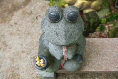 Japonya 'daki Ogori, Fukuoka, Nyoirinji Tapınağı' nda para dilenen şirin kurbağa heykeli manzarası. Burada Kaeru dera olarak anılan kurbağa heykeliyle ünlü, resmi adı ise Seieizan Nyoirin-ji..