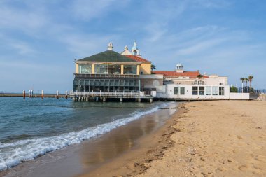 Momochi Sahil Parkı 'ndaki Marizon düğün salonu ile kumsalda mavi gökyüzü, Fukuoka, Kyushu, Japonya' ya karşı hareket dalgası. Meşhur seyahat yeri.