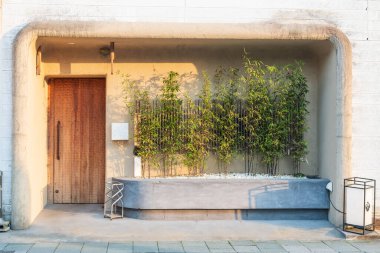 Ureshino 'nun Ureshino kasabası Saga, Kyushu, Japonya' da ağaç, lamba ve doğal gün doğumu ışıklarıyla restorana giriş. Spa onsen kaplıcalarının ünlü seyahat yeri.