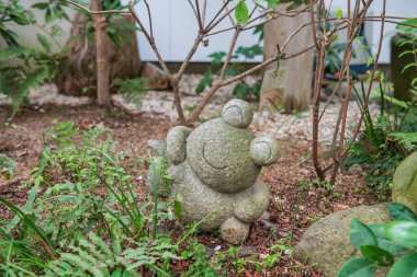Japonya, Ogori, Fukuoka 'daki Nyoirinji tapınağı bahçesinde şirin, küçük, gülümseyen kurbağa heykeli dekoru. Kaeru Dera olarak bilinen kurbağa heykelinin ünlü seyahat yeri, resmi adı Seieizan Nyoirin-ji..