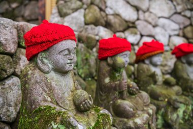 Nanzoin Tapınağı 'nda bahar mevsiminde Sasaguri, Fukuoka, Kyushu, Japonya' da kırmızı kazaklı şirin bir Buda heykeli. En büyük uzanan Buda heykelini ziyaret etmek için ünlü seyahat yeri..