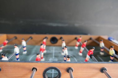 Kırmızı beyaz futbol tişörtlü minyatür futbolculara yakın çekim. çocuk oyunu