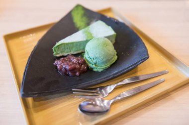 Japon restoranında kırmızı fasulye ezmeli kibrit yeşili çay dondurması ve turtalı kek. Japonya tatlı tatlı tatlı.