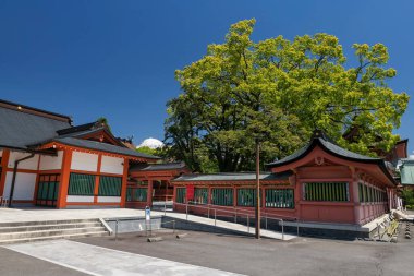 Fujisan Hongu Sengen Tapınağı Fuji Dağı 'na karşı mavi gökyüzü, Fujimomiya, Shizuoka, Japonya. Fuji Dünya Mirası Merkezi yakınlarında ünlü bir seyahat merkezi..