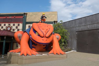 Fujiyoshida, Japonya - 22 Nisan 2023: Naruto Uzamaki, yedinci hokage, Naruto x Boruto Fuji Q Highland Leaf Village, Yamanashi. Başroldeki karakter ve en çok satan manga..