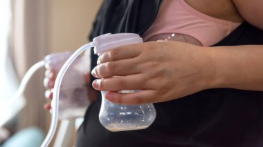 Autimatic Machine 'den anne sütü pompalıyorum. Annem ilk kez doğum yaptıktan sonra hastaneye süt pompalıyor. Anne sütü yeni doğan bebek için en sağlıklı besindir. Annelik görevi..