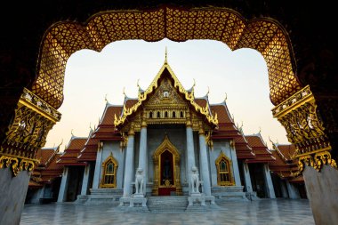 Wat Benchamabophit ya da Mermer Tapınak, Bangkok, Tayland. Birçok turistin ziyaret etmeyi sevdiği en ünlü turizm beldelerinden biri..