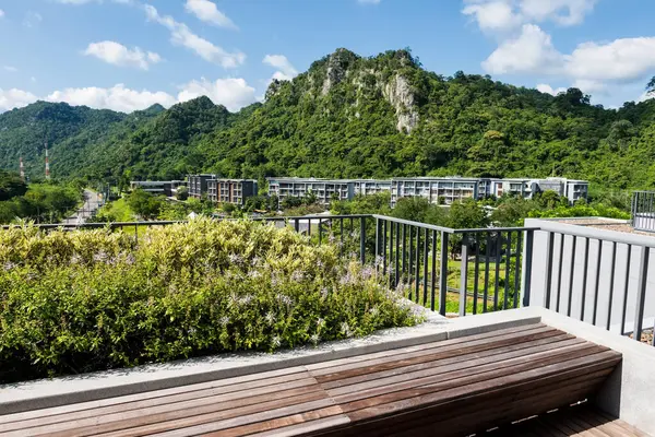 Dağ ve mavi gökyüzü vadisindeki diğer binalar, Khao Yai, Korat veya Nakhon Ratchasima 'nın çatı katı. Tayland. Güzel bir seyahat manzarası ya da siamdaki tatilci..