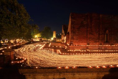 Budist insanlar ellerinde mumlarla gece Visakha Bucha Günü, Wat Maheyong, Ayutthaya eyaleti Tayland 'daki bir tapınağın etrafında yürürler.
