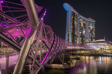 Helix Köprüsü Pembe Işığı Marina Körfezi Kumları ve Sanat Bilimleri Müzesi ile gece, Singapur. Ünlü seyahat yeri ya da tatilci