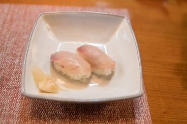 Japon restoranında kırmızı snapper nigiri omakase suşi. Ünlü geleneksel Japon yemekleri..