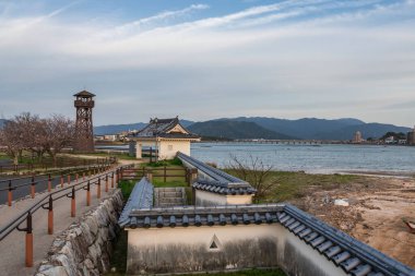 Japonya, Saga, Karatsu 'daki Matsuura nehrinin yanındaki ahşap deniz feneri kulesi. Burası Dansçı Turna olarak bilinen deniz kenarındaki şatosuyla ünlüdür..