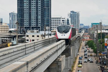 Nonthaburi, Tayland - 29 Haziran 2024: Sanambin Nam istasyonuna ulaşmak için tiwanon yolunda ilerleyen yüksek pembe raylı tren. Bu rota 21 Kasım 2023 'ten beri resmi olarak açıktır..