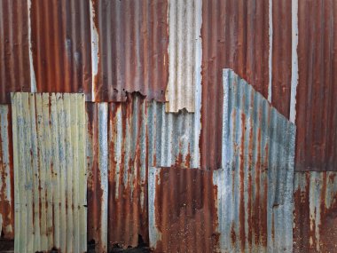 Eski paslı çinko kaplama duvar dokusu için. Örnek arkaplan için yaşlandırılmış demir ahır duvarı.