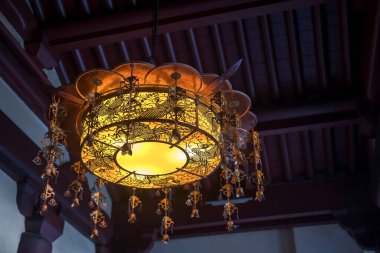 Çin tavan lambası, Tang Hanedanı 'nın Singapur' daki mimari tarzına dayanan Buddha Tooth Relic tapınağı ve müzesi. Çin Mahallesi 'nde ünlü bir seyahat yeri..