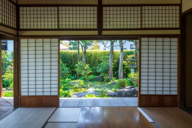 Japon Shimeiso evinin balkonunda Koi no Mizube Michi, Shimabara, Nagasaki, Japonya 'da bahar bahçesi var. Sazan balığının şehir boyunca temiz bir kanalizasyon suyunda yüzüşünü izlemek için ünlü bir seyahat yeri..