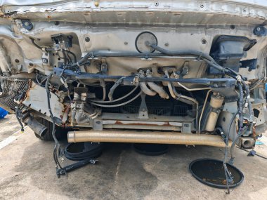 Sarhoşken çarpan eski araba yolda hasar gördü. Bozuk araç, tamir için garajda bekle.