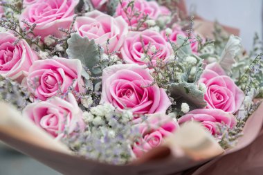 Beyaz ve mor çimen çiçekli pembe güller. Tatlı bir çift için aşk, sevgililer günü veya evlilik yıldönümü.