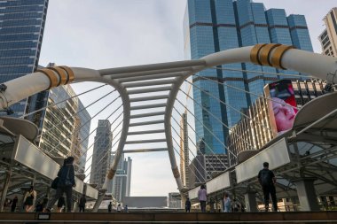 Bangkok, Tayland - 28 Kasım 2023: insanlar Chong Nonsi kavşağında gökyüzünde yürüyorlar. Ünlü iş yeri ve iş adamı taşımacılığı BTS gökyüzü treniyle.