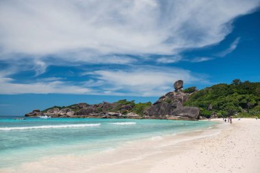 Beyaz kumsal manzarası ve Similan adalarındaki kaya yelkenlisi, Phang Nga, Tayland. Tropikal bir ülkede ünlü yaz tatili, Siyam.