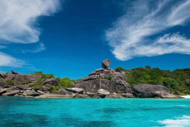 Yelkenli kaya, üzerinde turkuaz ve Tayland 'ın Phang Nga adası denizi bulunan taş kemer simgesi. Seyahat yeri ya da yaz tatili için tropikal bir ülke olan Siyam 'a.