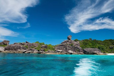 Yelken kayası, Tayland, Phang Nga 'da, Similan adasında hareket dalgası olan anakaradaki kaya. Seyahat yeri ya da yaz tatili için tropikal bir ülke olan Siyam 'a.