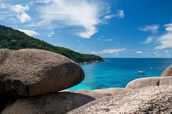 Similan Adası Ulusal Parkı, Phang Nga, Tayland 'da turkuaz ve taş kemer ve mavi gökyüzünün deniz manzarası. Tropikal bir ülkede ünlü tatil beldesi veya yaz tatili, Siyam.