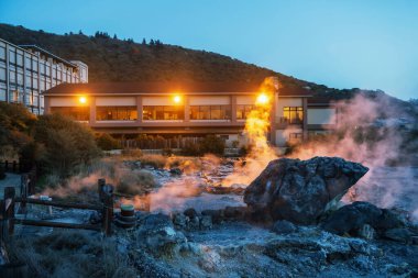 Jigoku Dağı 'nın kıyısındaki otel, Shimabara şehri, Nagasaki, Kyushu, Japonya' da geceleri sıcak su ve yoğun gaz buharı ile aydınlanıyor. Sıcak su, gaz ve buhar topraktan fışkırıyor..