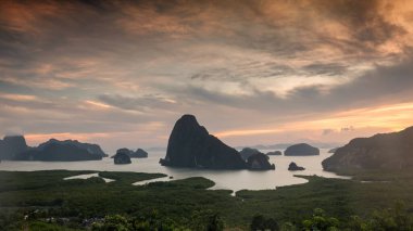 Phang Nga Körfezi manzaralı şafak vakti Samed Nang Chee ya da Nangshe 'nin bakış açısından, Tayland. Seyahat yeri ya da yaz tatili için tropikal bir ülke olan Siyam 'a.