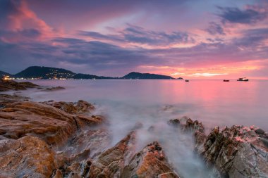 Alacakaranlıkta taş kemer ve hareketli deniz Kalim sahilinde, Phuket, Tayland 'da alacakaranlık gökyüzü. Gece manzaralı ünlü deniz manzaralı ünlü doğa adamı, Siyam.