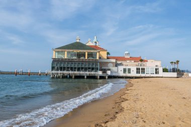 Momochi Sahil Parkı 'nda Momochi Sahili' nde mavi gökyüzü, Fukuoka, Kyushu, Japonya 'ya karşı hareket dalgası ile Marizon düğün salonu. Fukuoka Kulesi 'nin ünlü seyahat noktası.