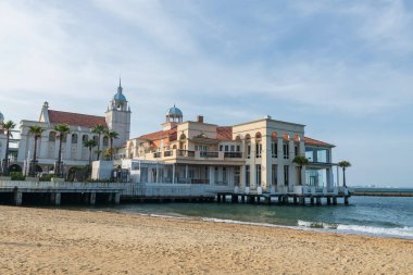Marizon düğün salonu Momochi Sahil Parkı 'nda açık mavi gökyüzü, Fukuoka, Kyushu, Japonya' ya karşı. Fukuoka Kulesi 'nin ünlü seyahat noktası.