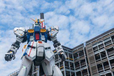  Mitsui Alışveriş Parkı LaLaport 'un mavi gökyüzüne karşı Gundam' ın gerçek boyutunda RX 93ff robot heykeli. Ünlü seyahat yeri Japon karikatür büyük rakam ziyaret etmek için.