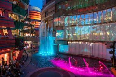 Fukuoka, Japonya - 7 Nisan 2024: İnsanlar Canal City 'deki Sun Plaza' da ışıklandırılmış müzikal su ve Gundam illüstrasyon gösterisinin tadını çıkarıyorlar..