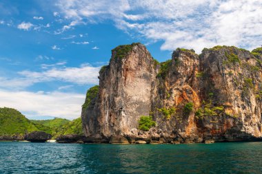 Phi Phi Don, Krabi, Tayland yarımadasındaki Maymun Körfezi 'nin güzel kireçtaşı dağı. Meşhur seyahat yeri ya da Siam 'da yaz tatili.