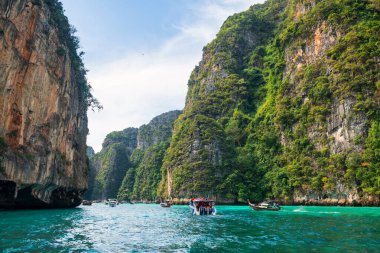 Tayland, Phuket yakınlarındaki Phi Phi adasındaki Pileh Körfezi 'ne giden turist gemileri. Ünlü tatil beldesi ya da tropikal ülke Siyam 'da yaz tatilcisi.