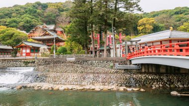 Kashima, Japonya - 31 Aralık 2024: Yutoku Inari Tapınağı 'na köprü girişi. Burada ünlü Inari tapınakları Kyoto 'da Fushimi Inari ve Aichi' de Toyokawa Inari ile birlikte..