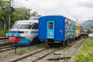 Fujiyoshida, Japonya - 23 Nisan 2023: Thomas arkadaşları ve Fuji treni Shimoyoshida istasyonunda. Burası Fujisan Dağı manzaralı Chureito Pagoda 'yı ziyaret etmek için en yakın istasyon..