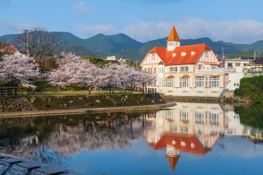 Siebold no Yu ve Kiraz Ağacı Tüneli 'nin Sakura çiçeği Ureshino Onsen Parkı, Saga, Kyushu, Japonya' da ufuk çizgisi yansıması. Baharda kaplıcaları olan spa bölgesi için ünlü bir seyahat yeri..